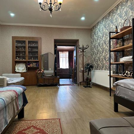 Historical Apartment In City Center تبليسي المظهر الخارجي الصورة