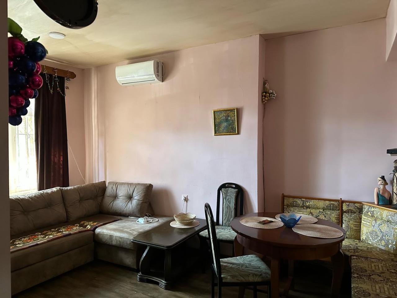 Historical Apartment In City Center تبليسي المظهر الخارجي الصورة